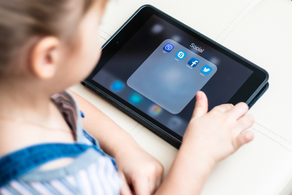 17 must-have digital literacy classroom apps for teachers [Free guide]