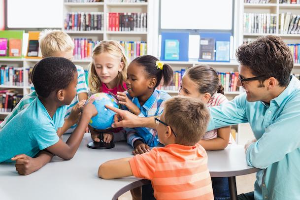 how to become a teacher in the US - teacher with students