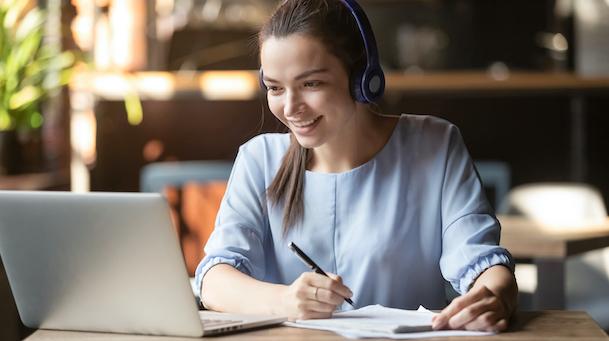 tefl vs tesol certification - student studying