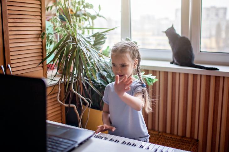 students learning at home - will online learning replace classroom teaching