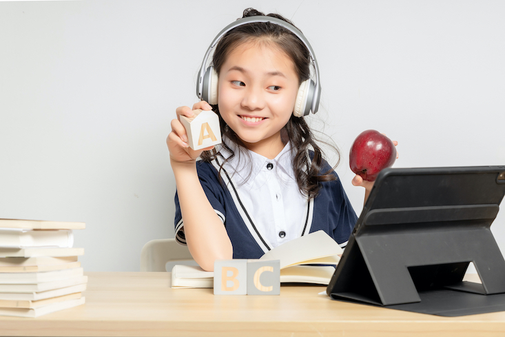 young student learning English - how to make learning english interesting.