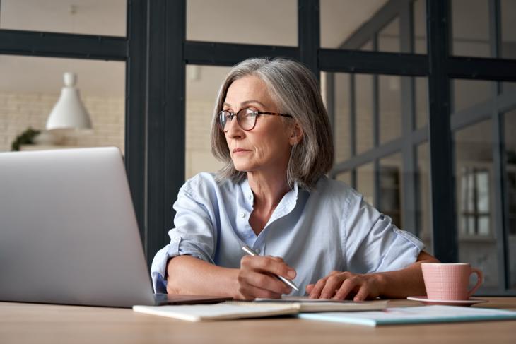 An adult learning English online