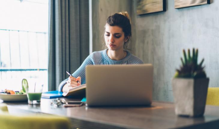 woman in front of laptop for non-chinese esl companies to teach english online with article
