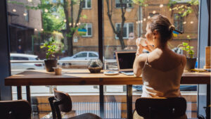college student learning how to choose a tefl course
